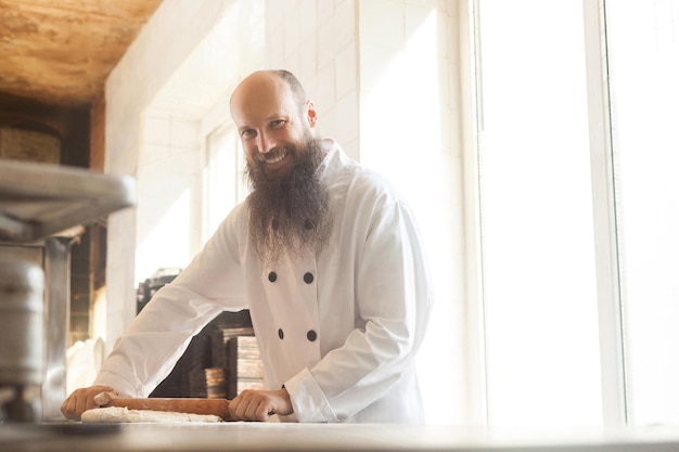 Bucătar pregătind un fel